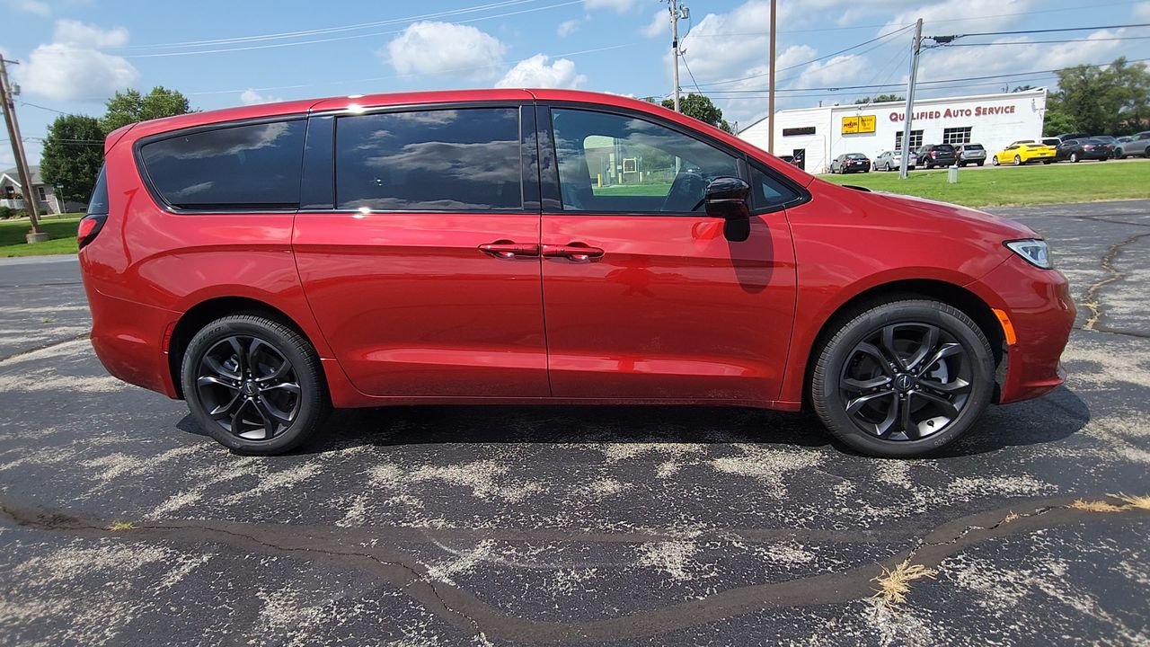 2026 Chrysler Pacifica Select - Photo 9