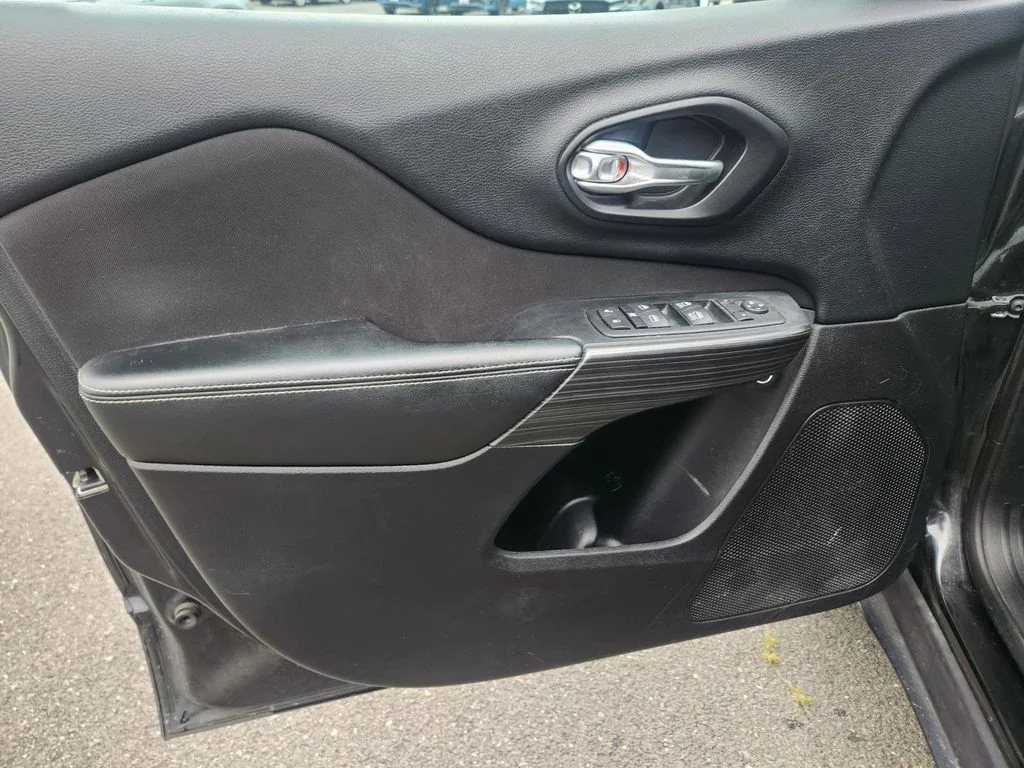 Used 2015 Black Jeep Latitude image 11