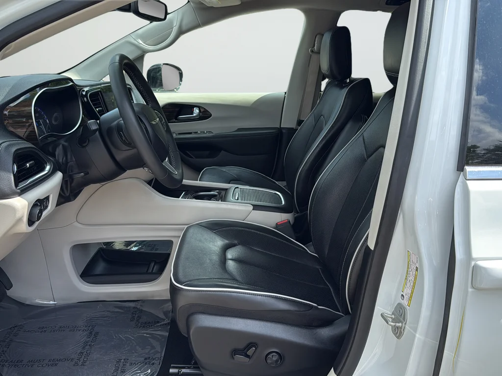 Used 2023 White Chrysler Limited image 10