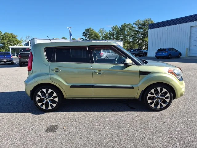 Used 2012 Green Kia Exclaim image 2
