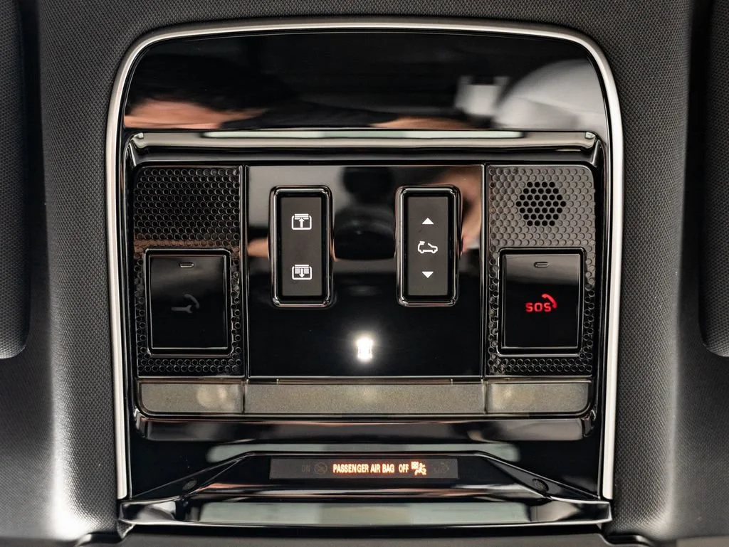 New 2026 Carpathian Grey Land Rover SE image 38