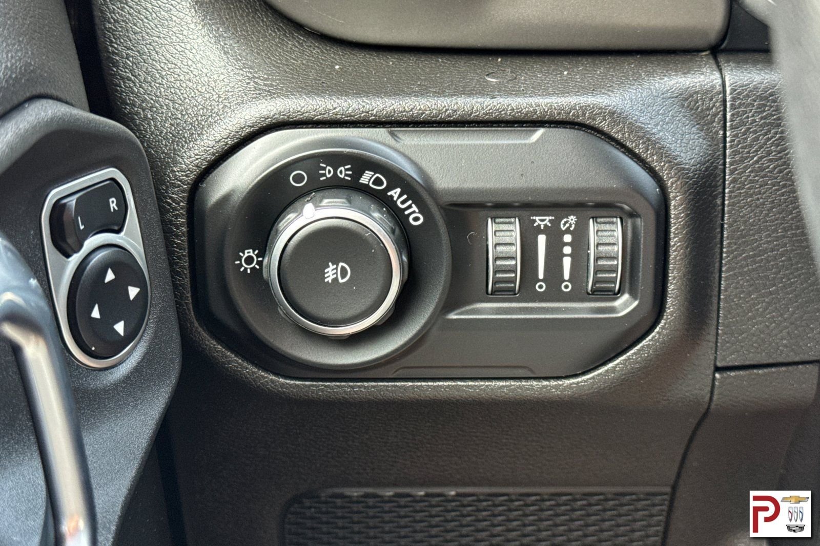 Used 2019 Silver Jeep Unlimited Sport S image 32