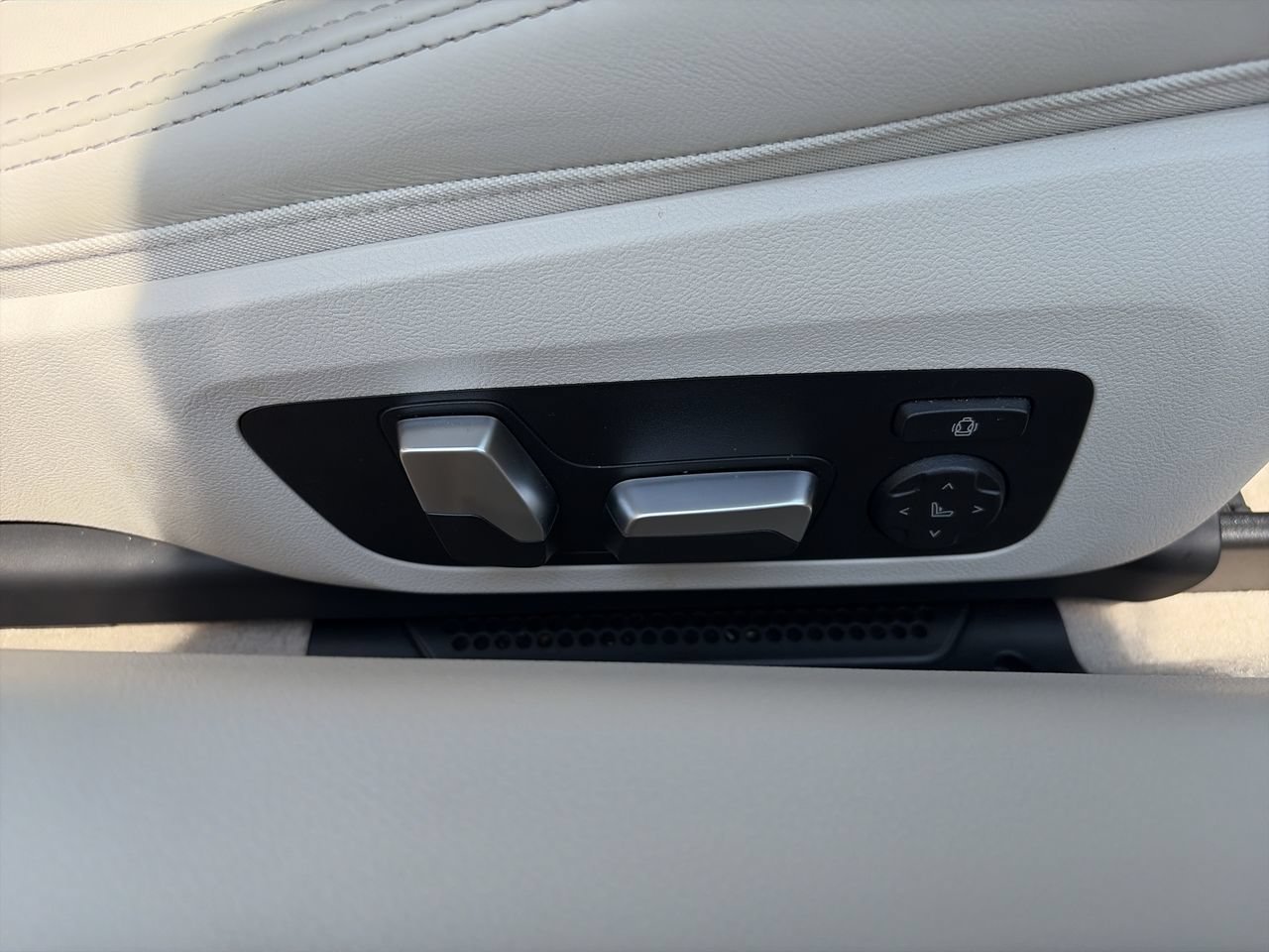 Used 2025 Skyscraper Grey Metallic BMW M850i xDrive image 35