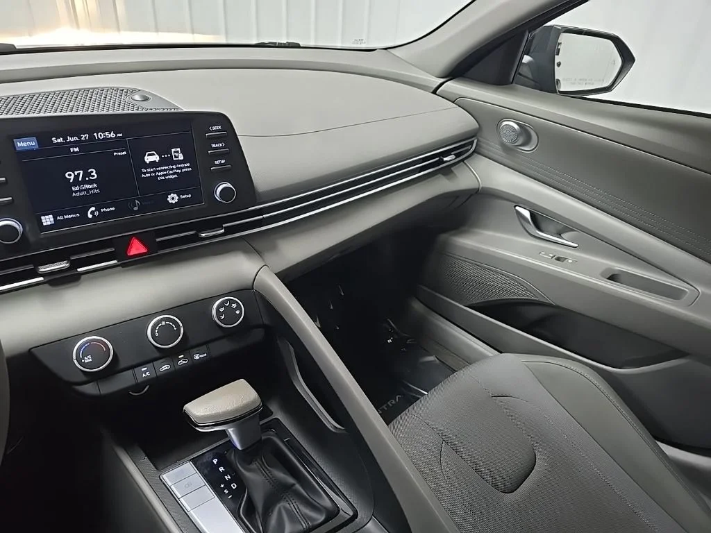 Used 2022 Black Hyundai SE image 25