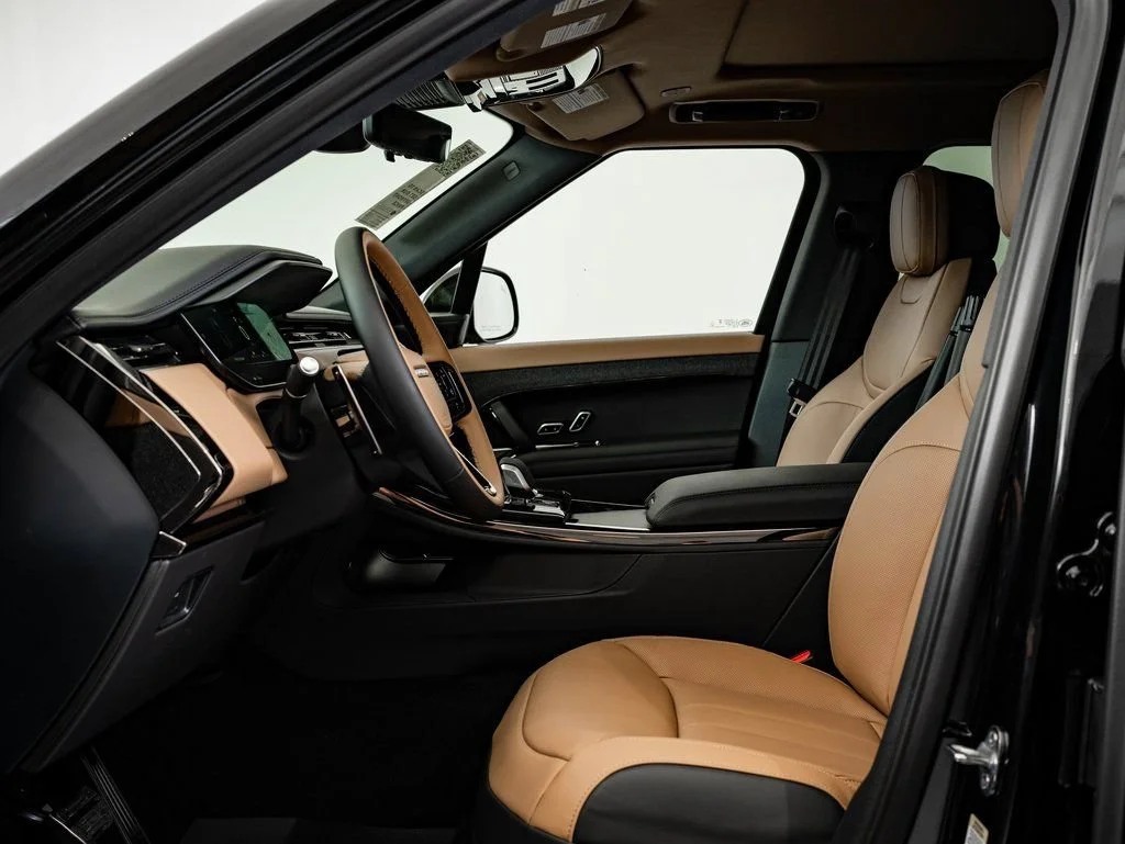New 2026 Santorini Black Metallic Land Rover Dynamic SE image 22