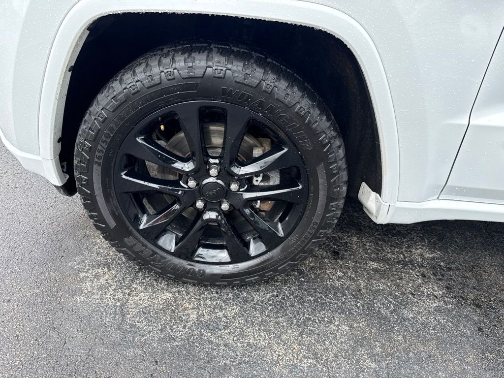 Used 2021 White Jeep Laredo X image 11