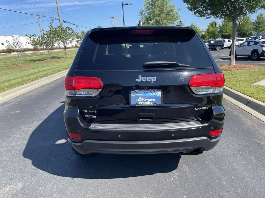 Used 2017 Diamond Black Crystal Pearlcoat Jeep Laredo image 5