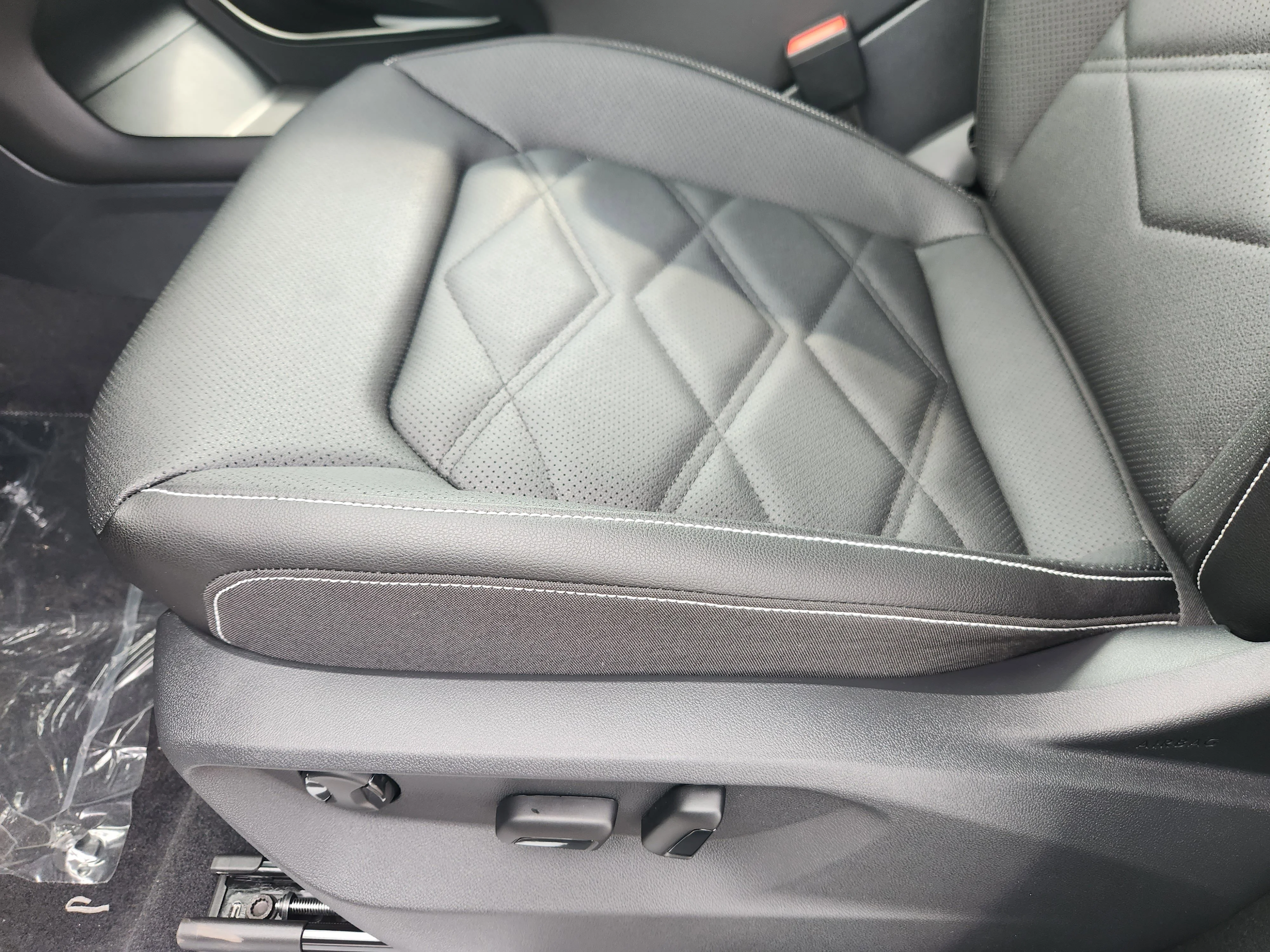 New 2026 Silver Volkswagen 2.0T SE w/Technology image 17