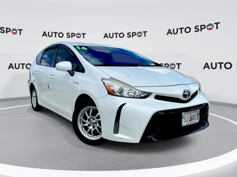 2016 Toyota Prius v Five's photo