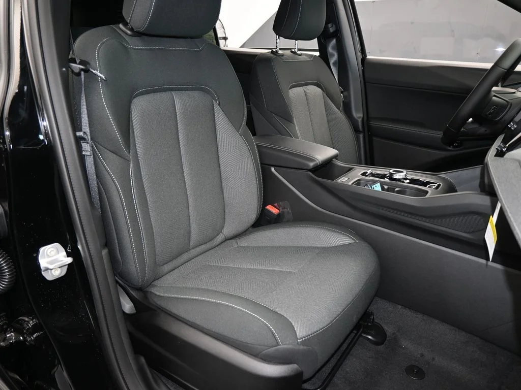 New 2026 Diamond Black Crystal Pearl-Coat Exterior Paint Jeep Laredo image 35