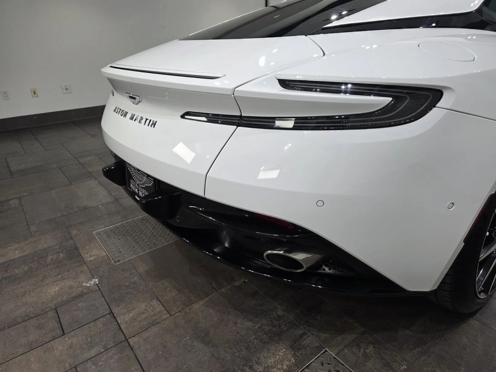 Used 2023 Lunar White Aston Martin V8 Coupe image 8