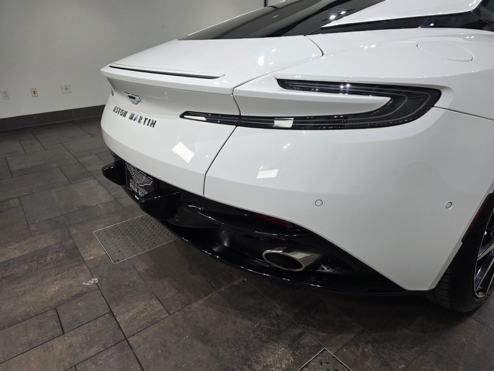 Used 2023 Lunar White Aston Martin V8 Coupe image 8