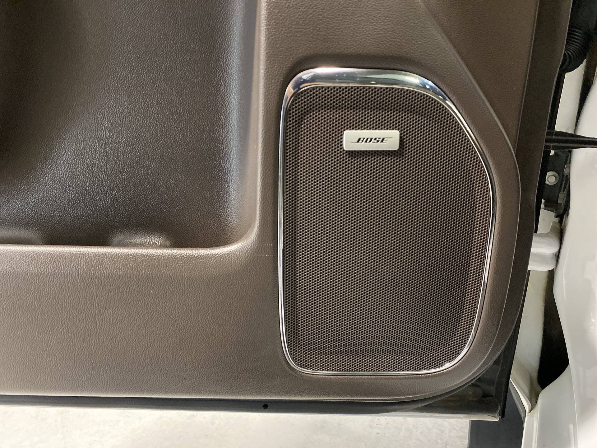 Used 2017 IRIDESCENT PEARL TRICOAT Chevrolet LTZ image 22