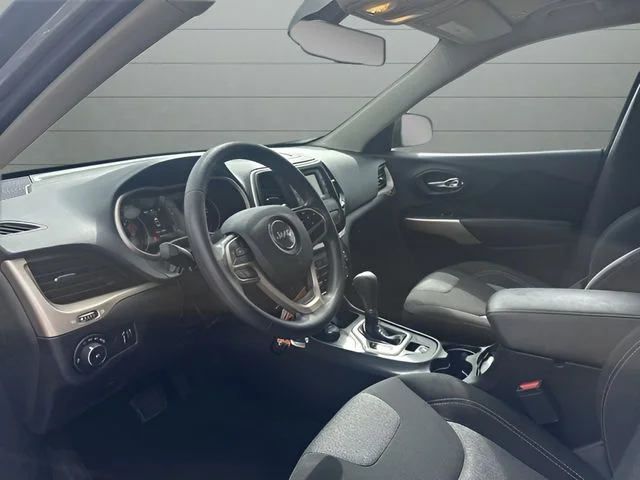 Used 2018 Silver Jeep Latitude image 12