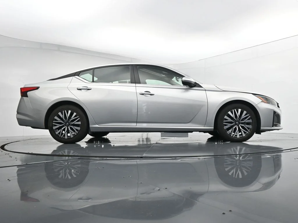 Used 2024 Silver Nissan 2.5 SV image 35