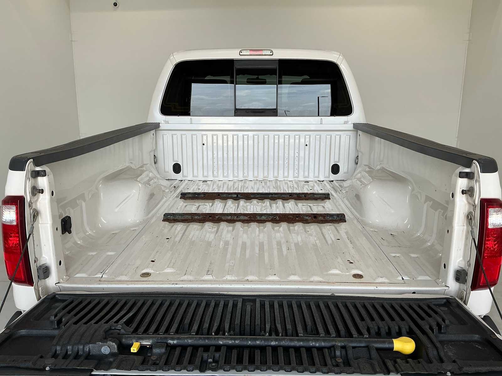 Used 2016 White Platinum Metallic Tri-Coat Ford Platinum image 26