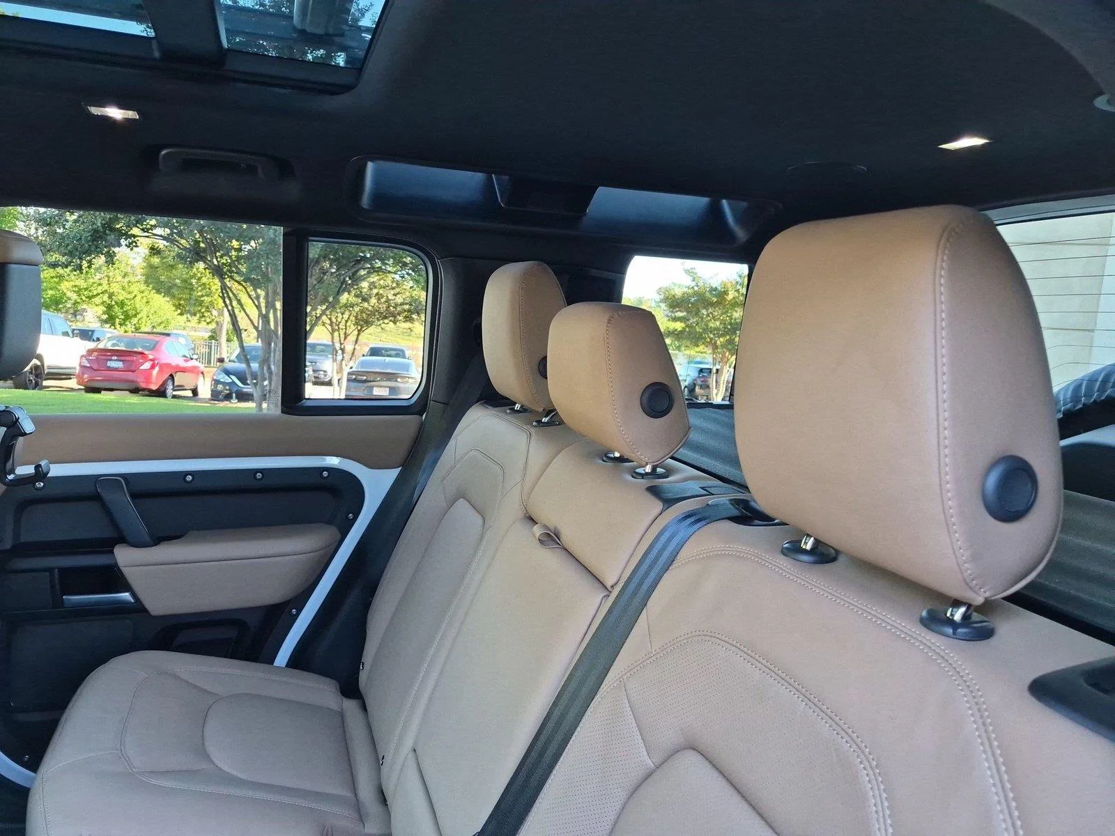 Used 2025 Fuji White Land Rover X-Dynamic SE image 30