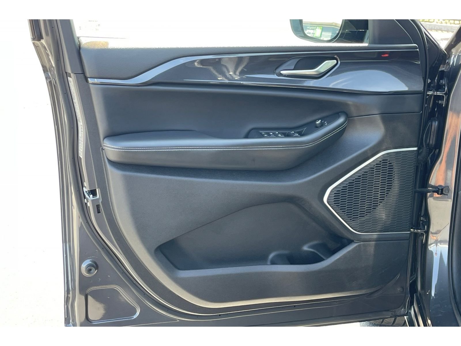 Used 2022 Baltic Gray Metallic Clearcoat Jeep Altitude image 11