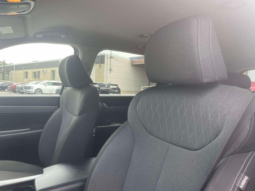 Used 2020 Green Hyundai SE image 20