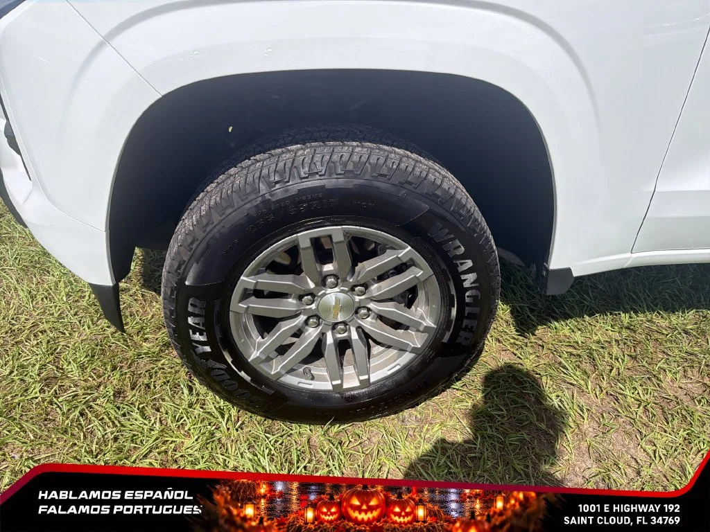 Used 2024 Summit White Chevrolet LT image 10