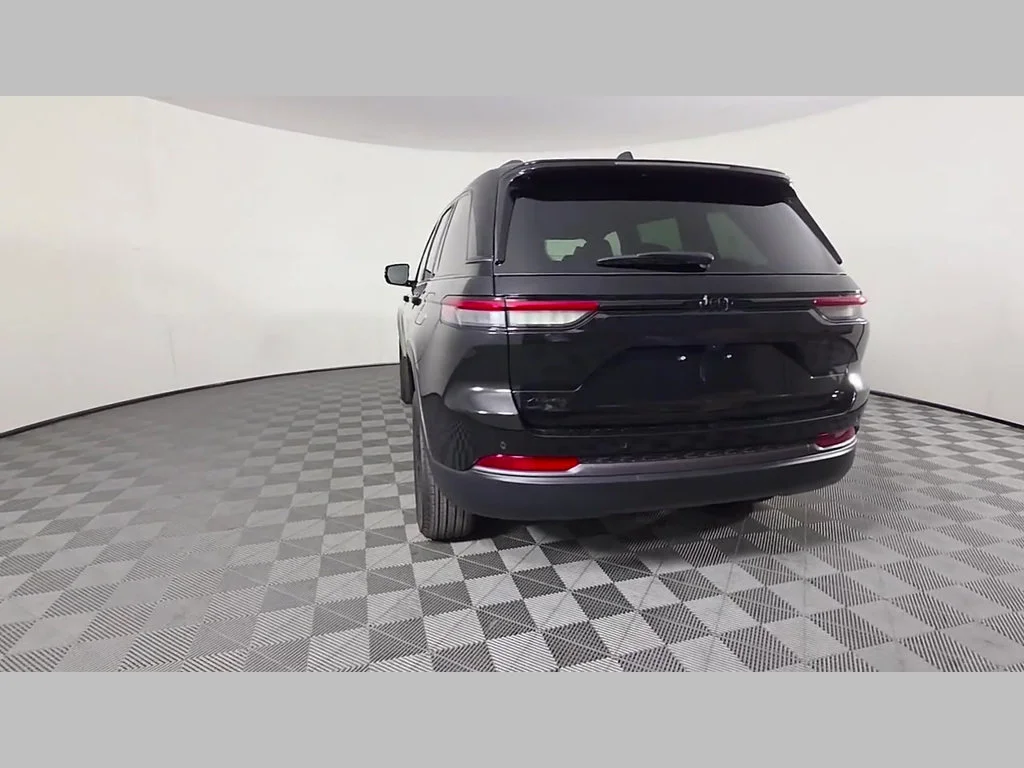 New 2026 Diamond Black Crystal Pearl-Coat Exterior Paint Jeep Laredo Altitude image 29
