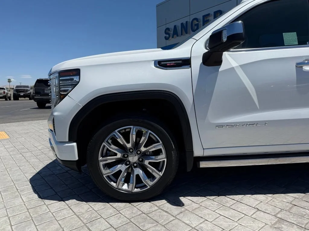 Used 2024 White Frost Tricoat GMC Denali image 5