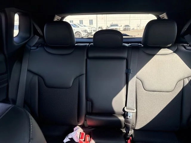 Used 2022 White Jeep Latitude image 24