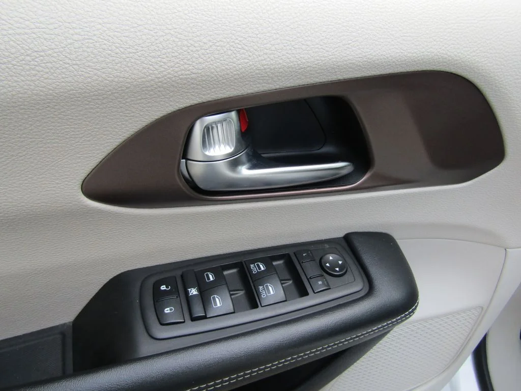 Used 2023 White Chrysler LX image 22