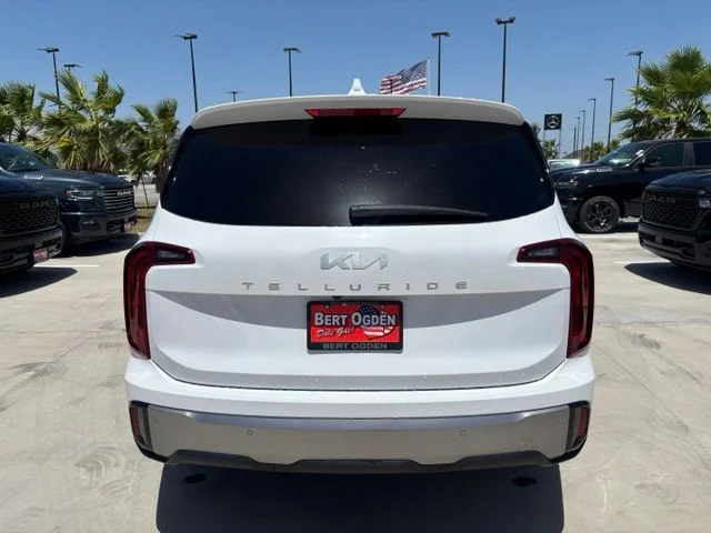 Used 2025 White Kia LX image 5