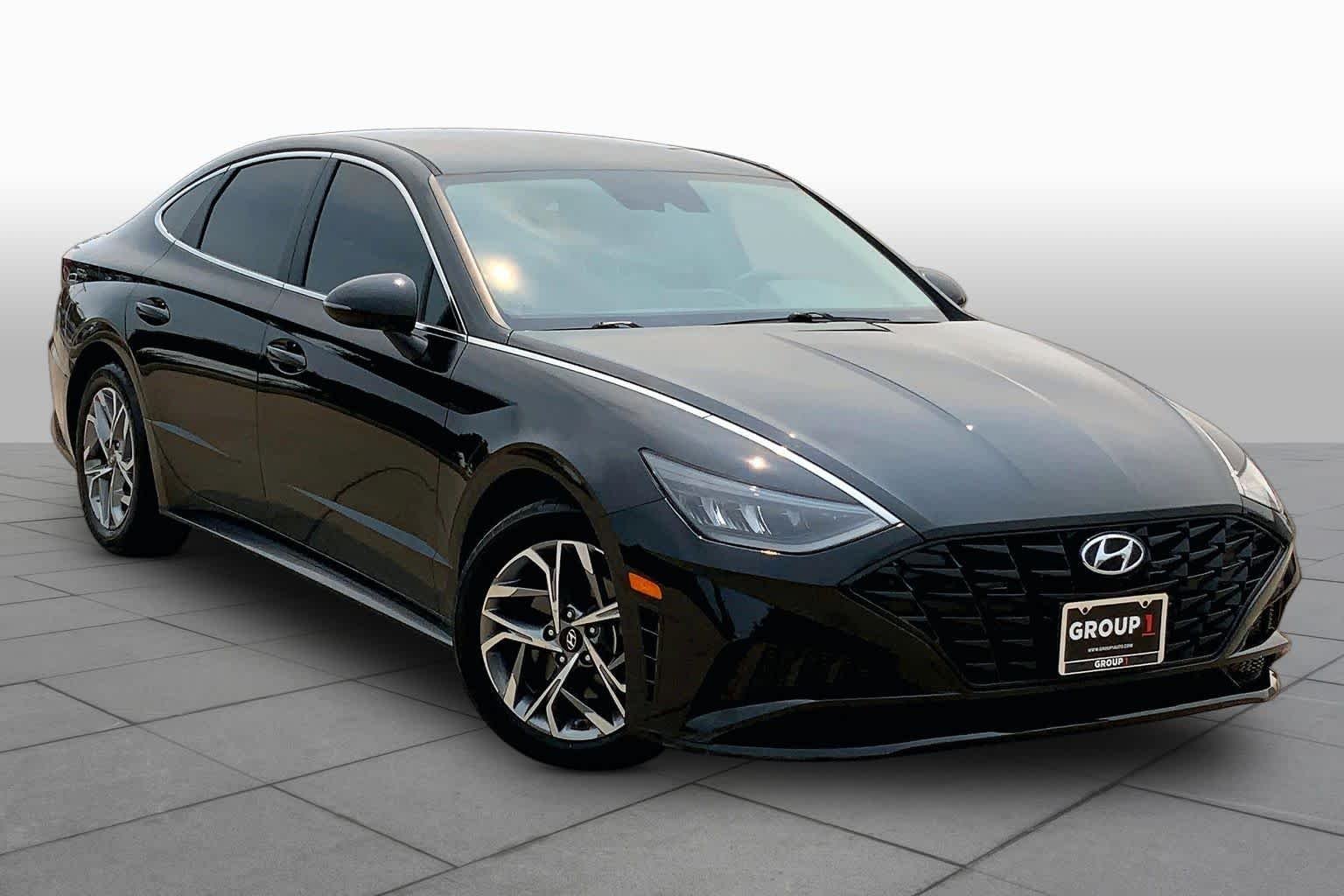 Used 2022 Phantom Black Hyundai SEL image 3
