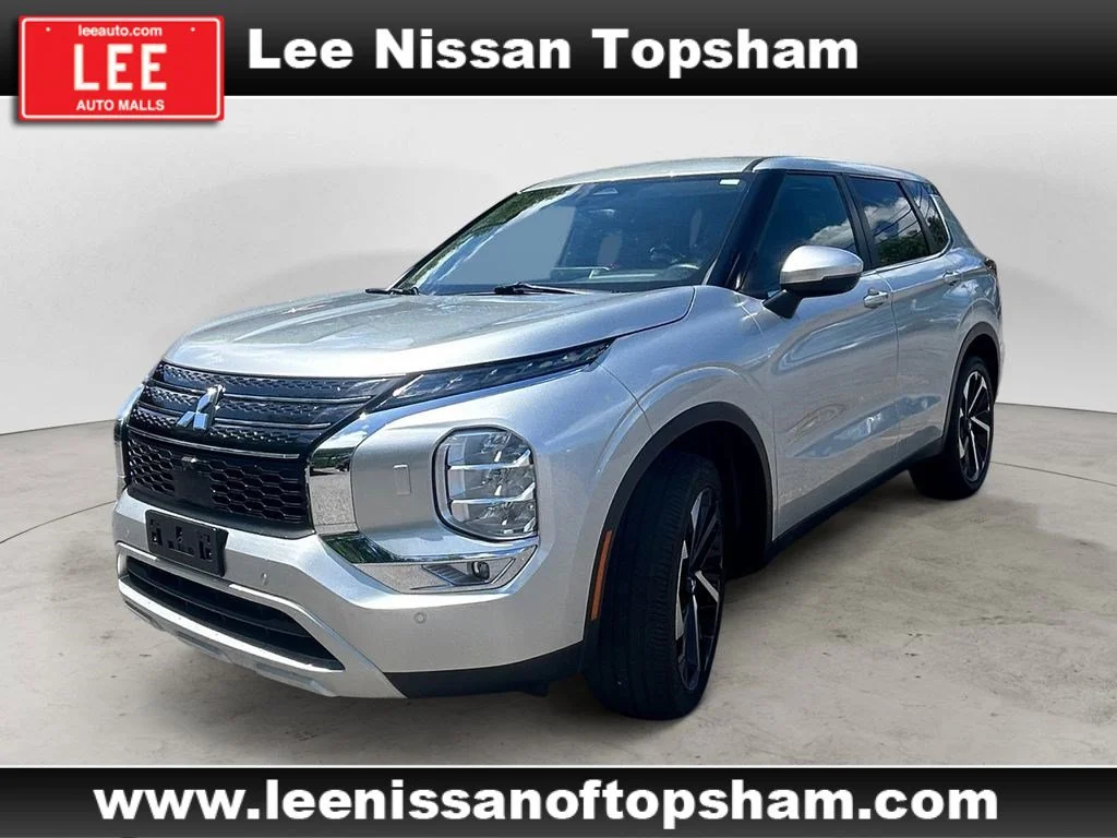 Used 2022 Silver Mitsubishi SE image 1