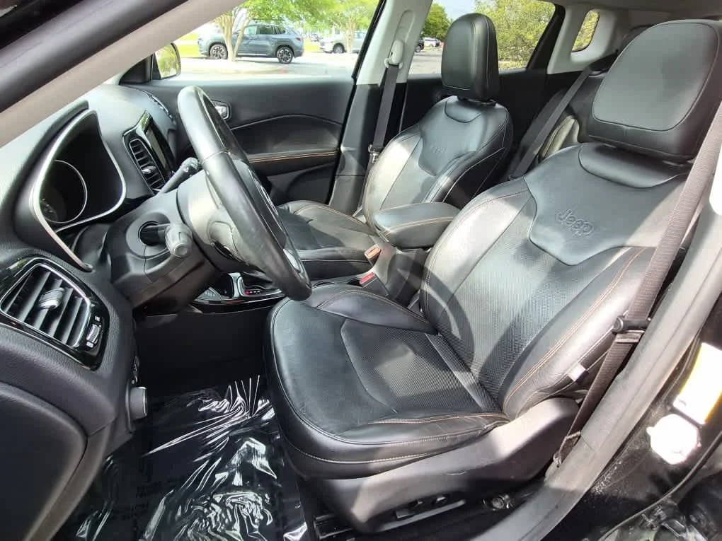 Used 2018 Diamond Black Crystal Pearlcoat Jeep Limited image 10