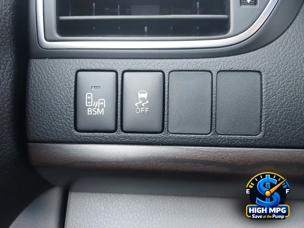 Used 2017 Silver Toyota XLE image 18