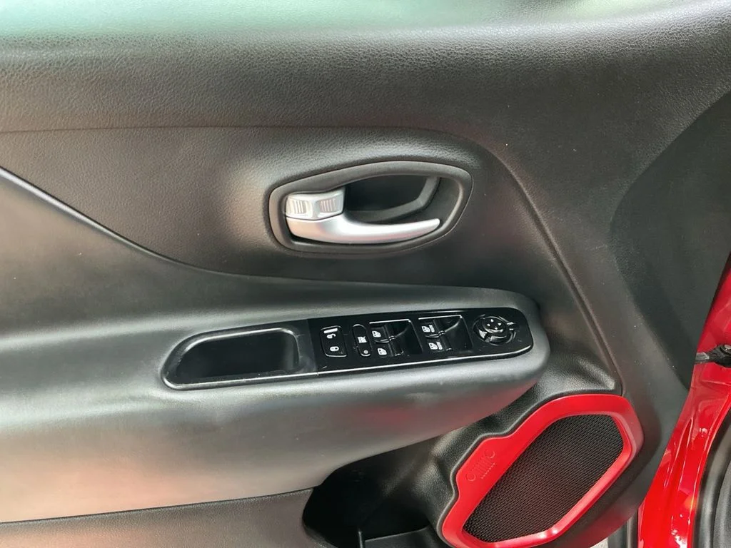 Used 2022 Red Jeep Latitude image 10