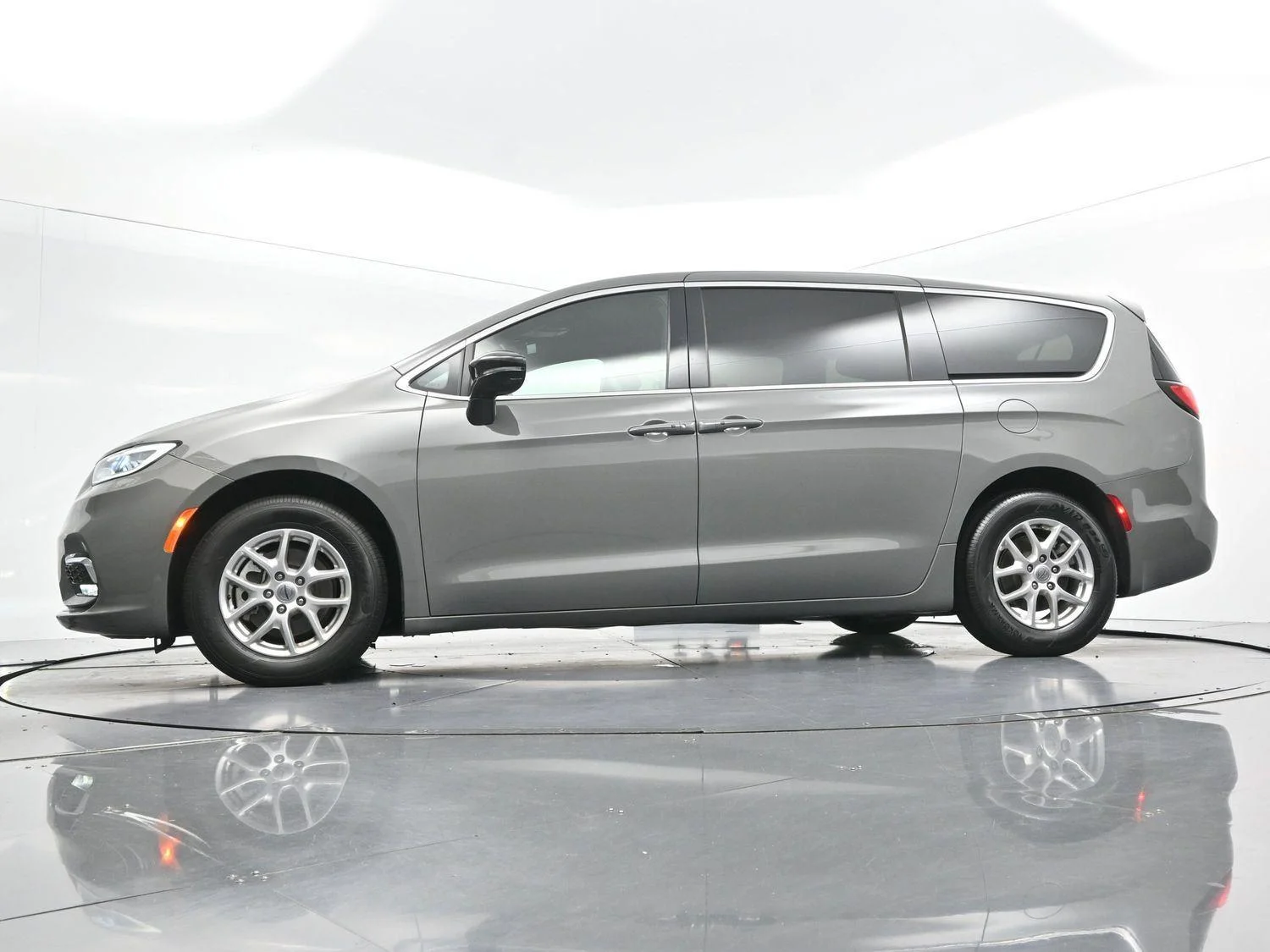Used 2025 Gray Chrysler Select image 74