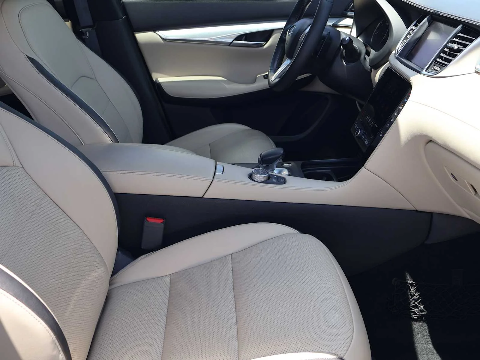Used 2019 Majestic White INFINITI ESSENTIAL image 15
