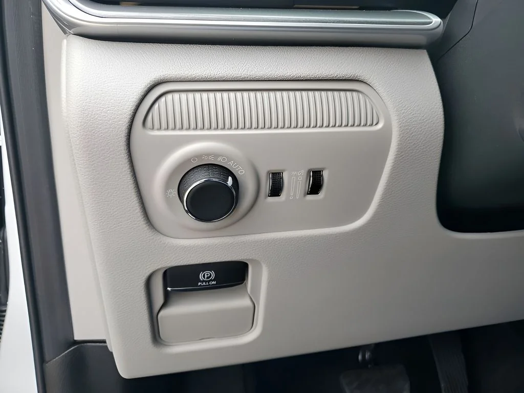 New 2026 Bright White Clear-Coat Exterior Paint Jeep  image 35