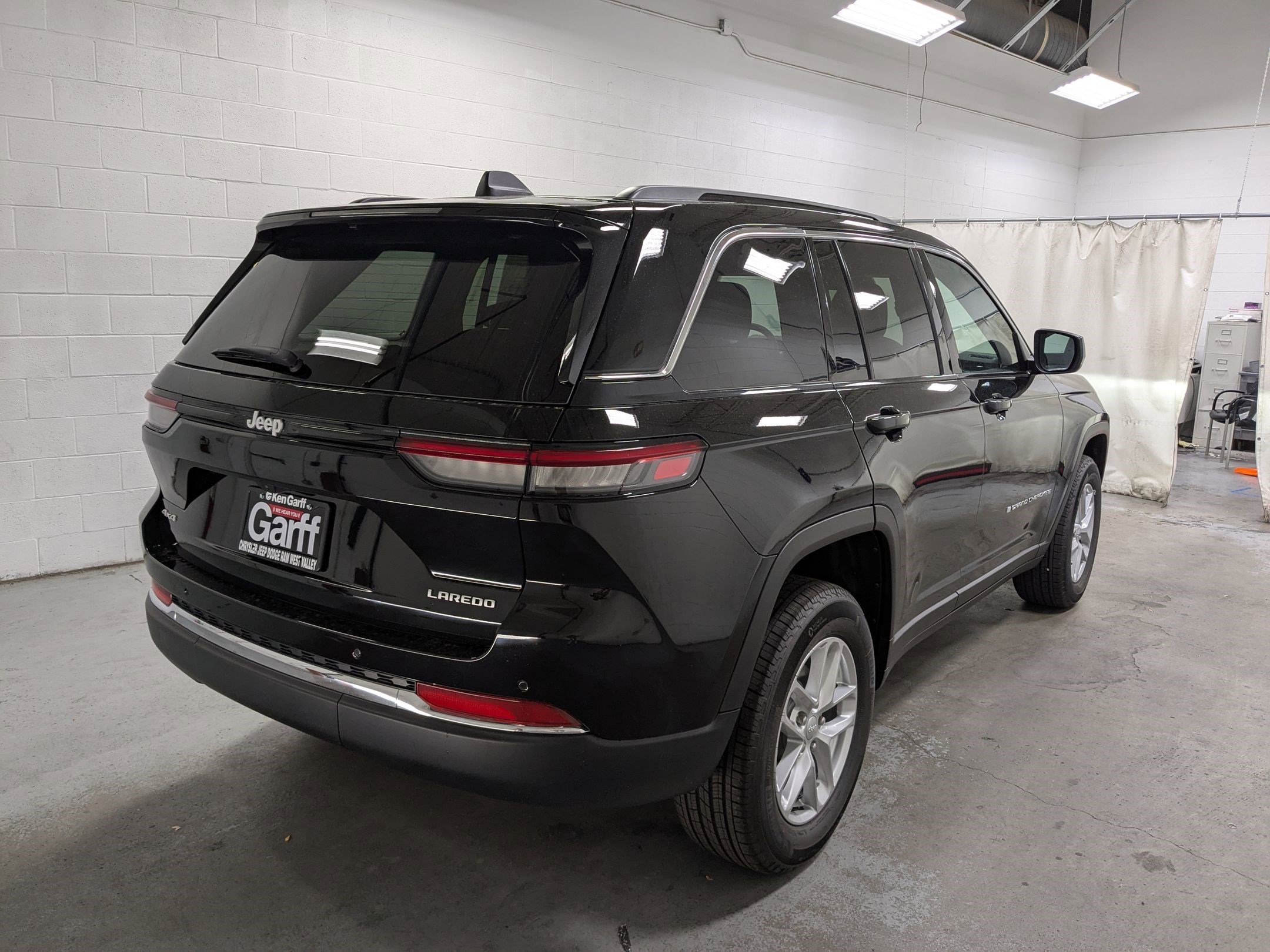 New 2025 Diamond Black Crystal Pearl-Coat Exterior Paint Jeep Laredo X image 4