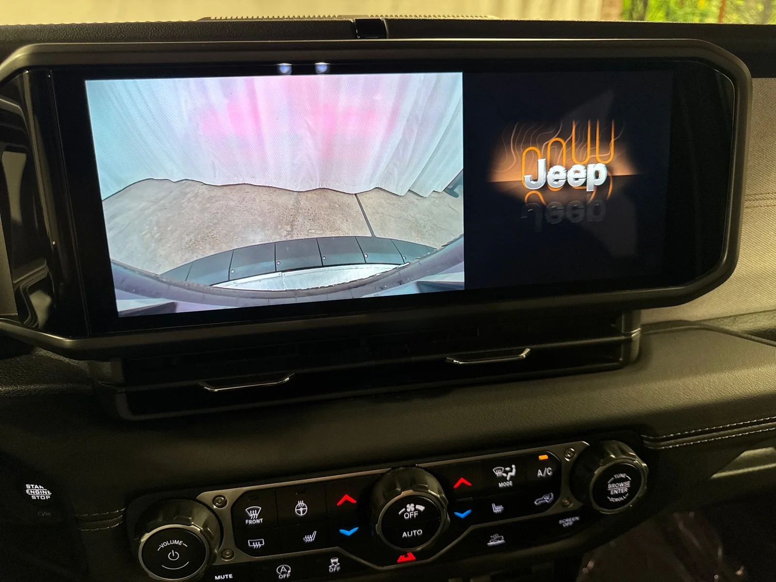 Used 2024 White Jeep Sahara image 22