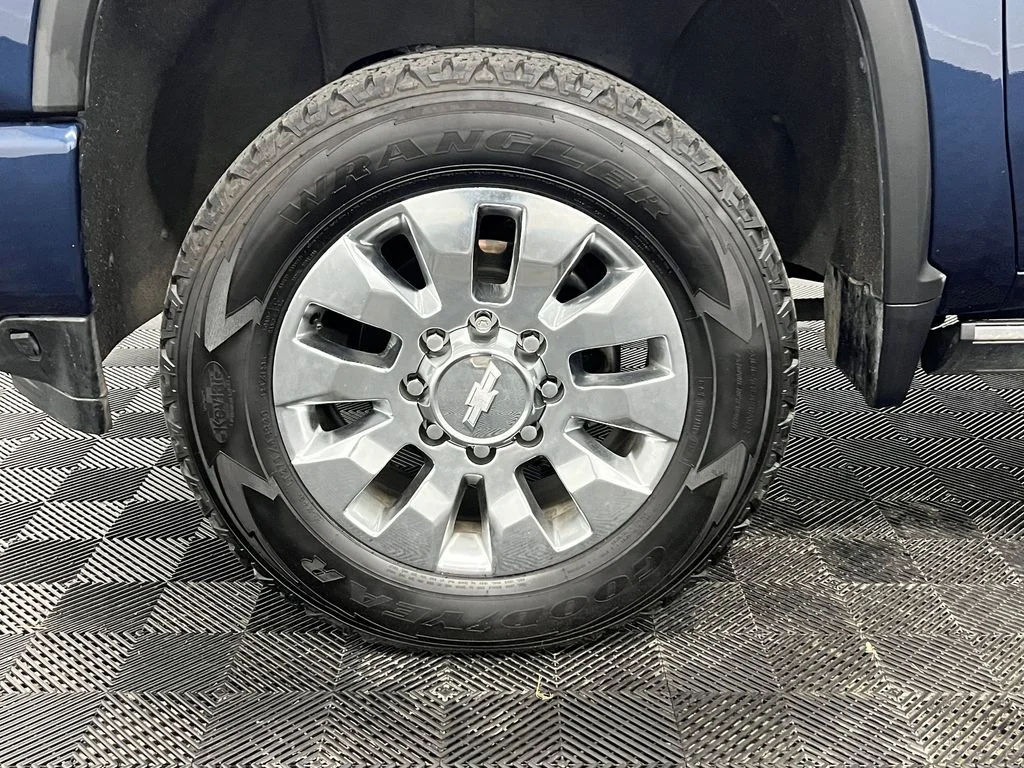 Used 2022 Northsky Blue Metallic Chevrolet High Country image 10