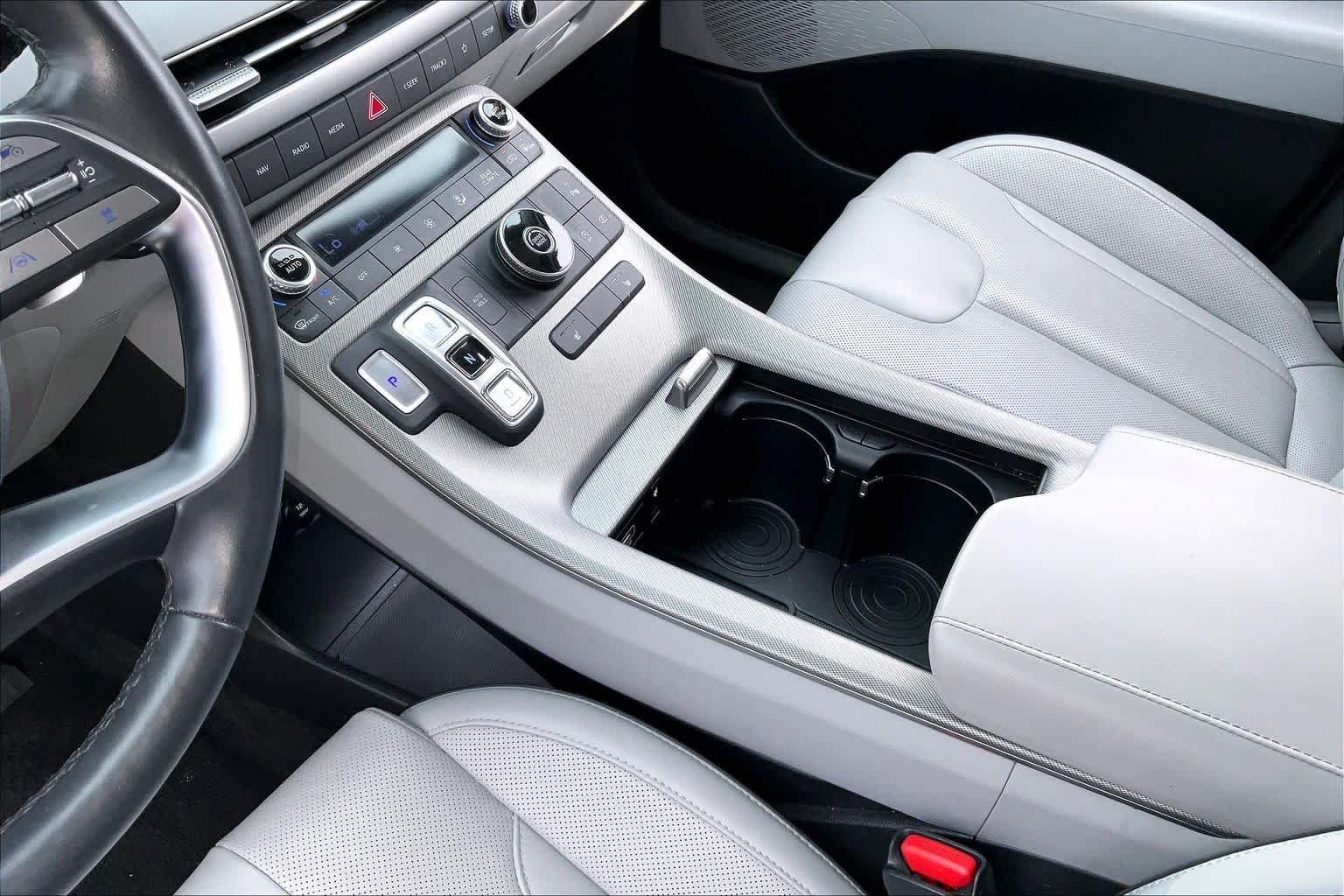 Used 2025 Hyper White Hyundai SEL image 14