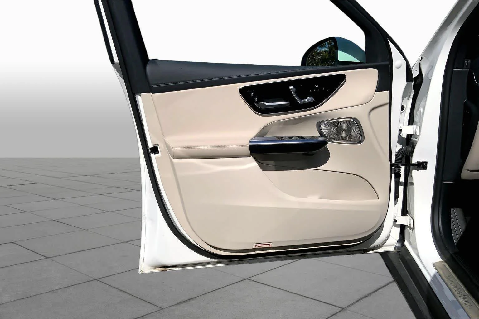 Used 2024 Polar White Mercedes-Benz GLC 300 image 22