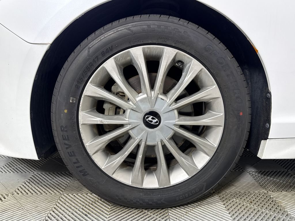 Used 2015 White Hyundai Limited image 21