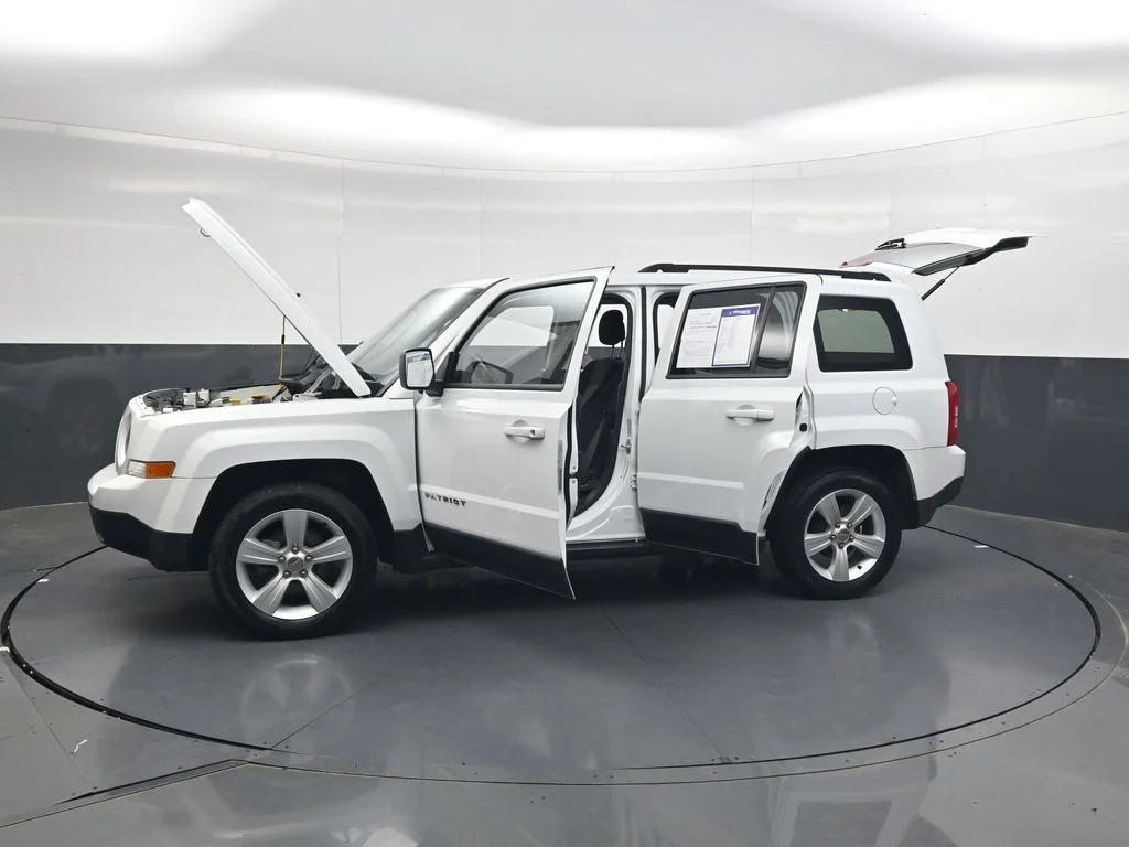 Used 2015 Bright White Clearcoat Jeep Latitude image 39