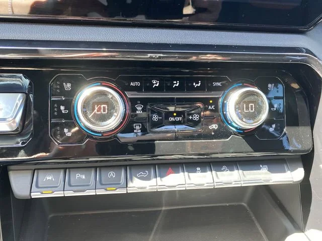 Used 2022 Summit White GMC AT4 image 19
