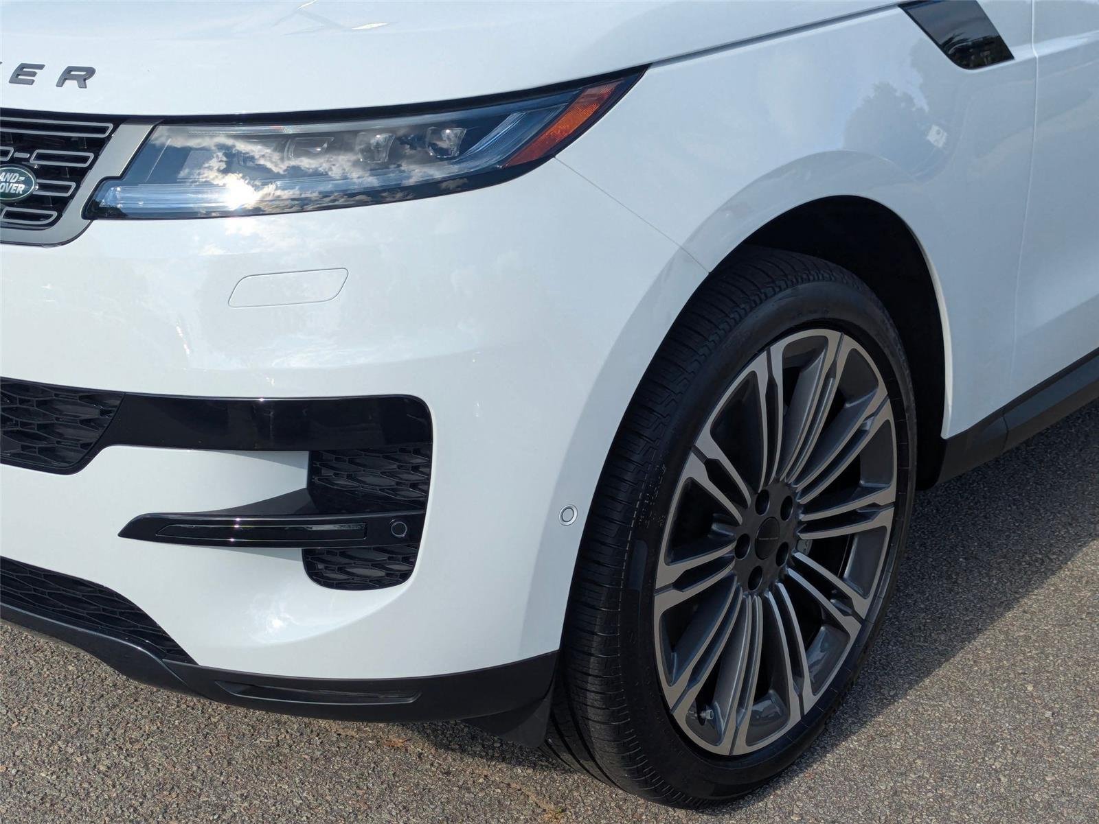 New 2026 Fuji White Land Rover SE image 9