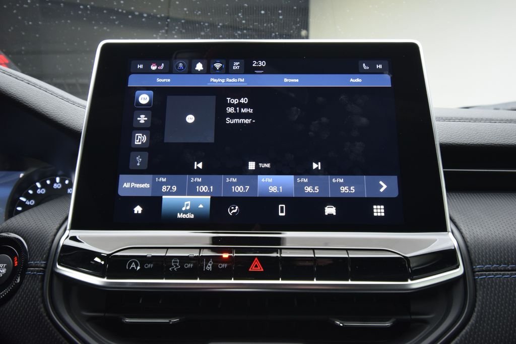 New 2026 Diamond Black Crystal Pearlcoat Jeep Latitude image 20