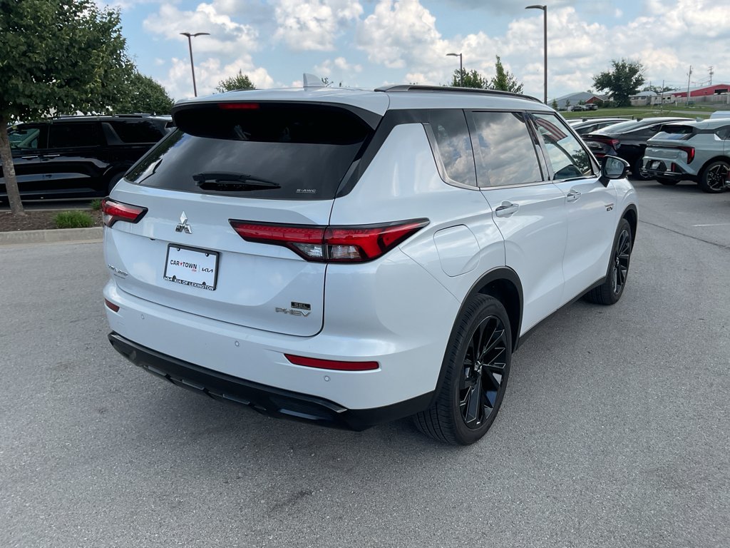 Used 2025 White Diamond Mitsubishi SEL Black Edition image 10