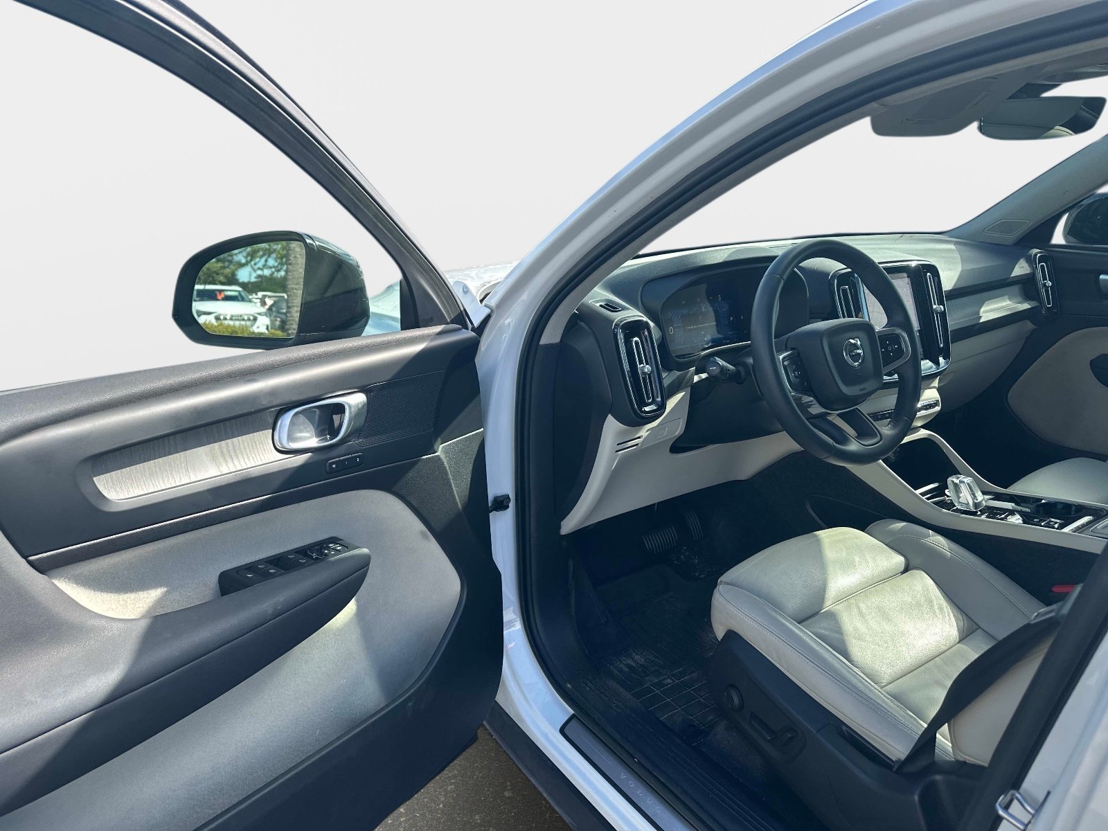 Used 2023 Crystal White Volvo Plus Dark Theme image 11