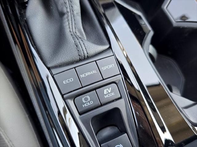 Certified Used 2025 WIND CHILL PEARL Toyota  image 9